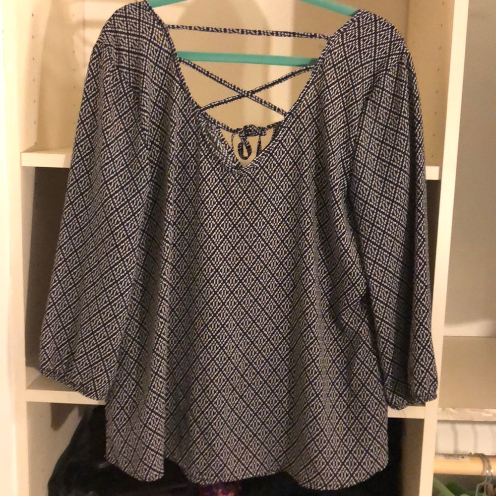 Flowy v neck pattern top - Picture 2 of 4